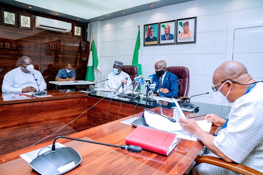 Hon. Minister of Works and Housing, Mr Babatunde Fashola,SAN(2nd right), Minister of State in the Ministry, Engr. Abubakar Aliyu (2nd left), Acting Permanent Secretary, Ministry of Works and Housing, Engr. Yemi Oguntominiyi (right) and Secretary -General, Committee of Vice Chancellors, Prof. Yakubu Aboki Ochefu (left) during a courtesy visit to the Hon. Ministerâ€™s Office by the Committee of Vice -Chancellors and Association of Vice-Chancellors of Nigerian Universities (CVC/AVCNU) at the Ministry of Works and Housing Headquarters, Mabushi, Abuja on Tuesday, 18th August 2020