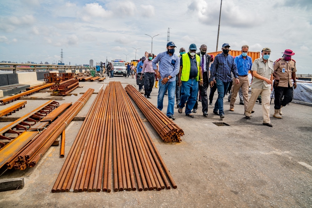 Hon. Minister of Works and Housing, Mr Babatunde Fashola,SAN (middle), Hon. Commissioner for Transportation, Lagos State, Dr. Frederic Oladeinde (3rd left), Federal Controller of Works in Lagos, Engr. Olukayode Â Popoola (2nd left), Joint Managing Director, Borini Prono &amp; Co (Nigeria) Limited, Mr Gian Franco Albertazzi and others Â during the Inspection of the Repairs and Restoration works on the Third Mainland Bridge in Lagos State on Thursday, 8th October 2020