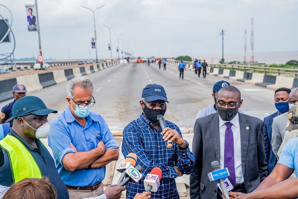 Hon. Minister of Works and Housing, Mr Babatunde Fashola, SAN (2nd right), flanked by the Hon. Commissioner for Transportation, Lagos State, Dr. Frederic Oladeinde (right) , Federal Controller of Works in Lagos, Engr. Olukayode Â Popoola (left), Â and Executive Director, Borini Prono &amp; Co (Nigeria ) Limited, Mr Paolo Prono (left) while Â speaking to Â journalists shortly after the Inspection of the Ongoing Repairs and Restoration works on the Third Mainland Bridge in Lagos State on Thursday, 8th October 2020