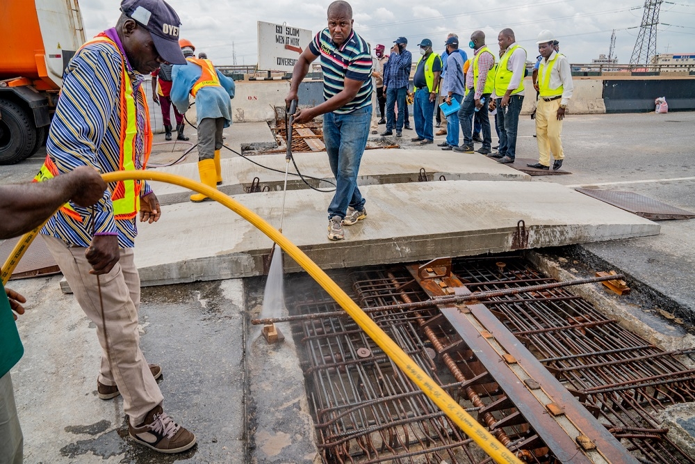 Hon. Minister of Works &amp; Housing, Mr Babatunde Fashola,SAN (middle) and others Â observe the personnel of Borini Prono &amp; Co (Nigeria) Limited at work during the Inspection of the Repairs and Restoration works on the Third Mainland Bridge in Lagos State on Thursday, 8th October 2020