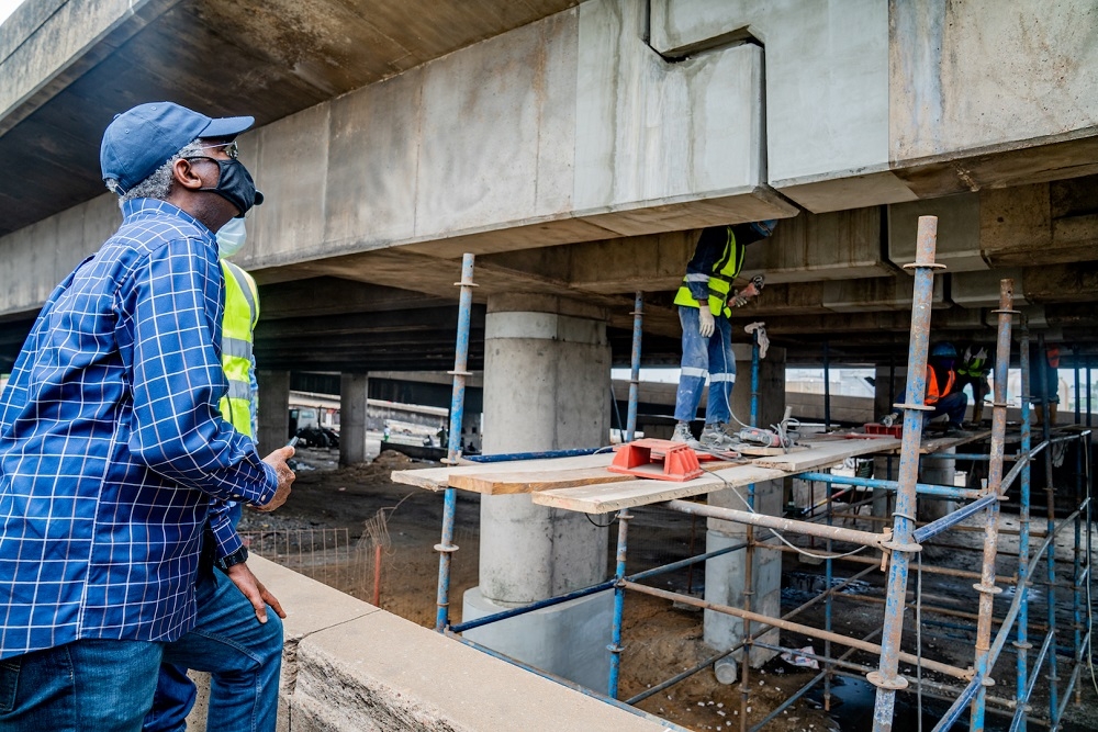 Hon. Minister of Works &amp; Housing, Mr Babatunde Fashola,SAN(left)  observing work being done underneath the Bridge by personnel of Buildwell Plants and Equipment Industries Ltd during his inspection of the Ongoing Emergency Repairs of Marine Bridge  in Apapa, Lagos State on Thursday, 8th October 2020