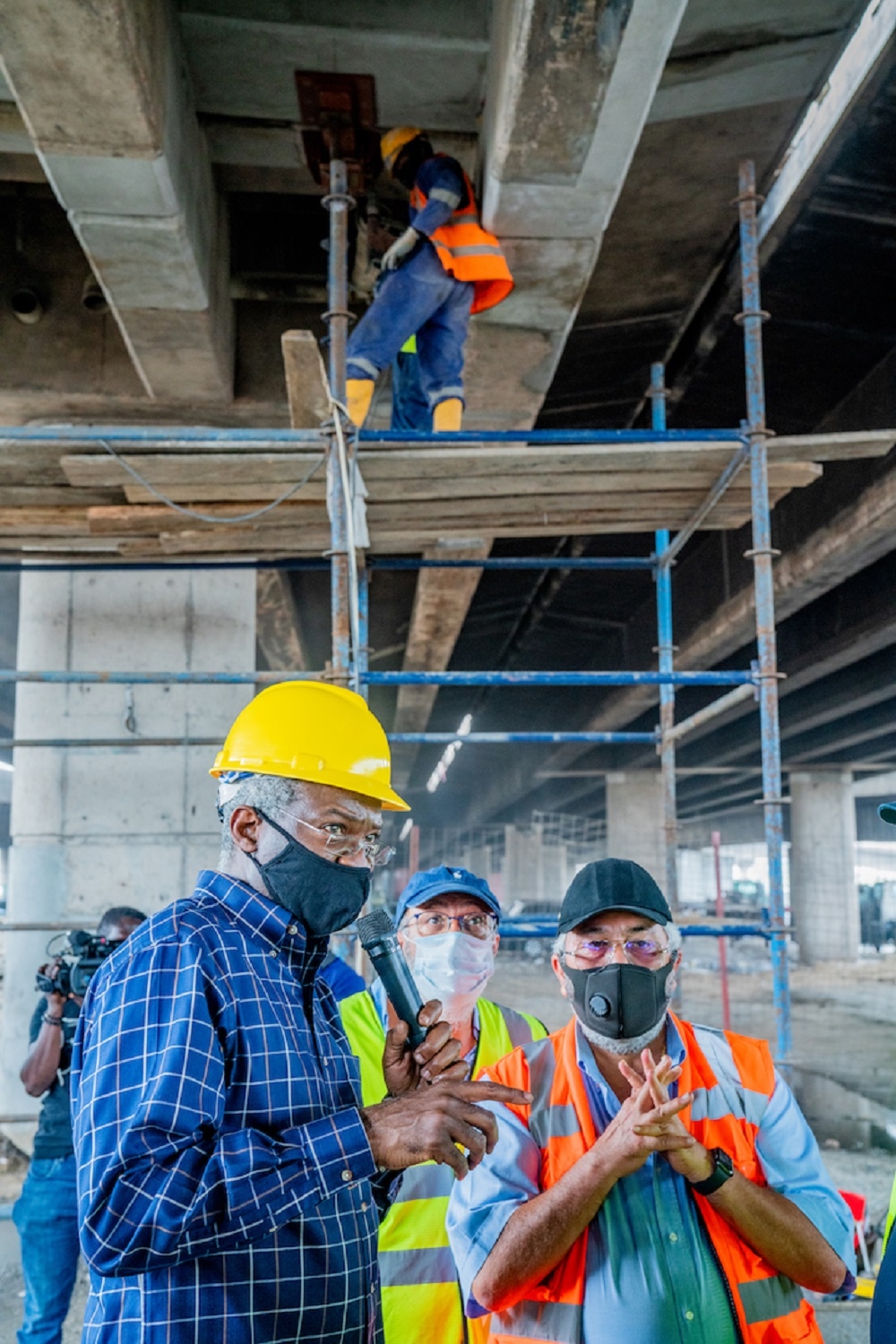 Hon. Minister of Works and Housing, Mr Babatunde Fashola,SAN (left) joined by the Chairman of Buildwell Plants and Equipment Industries Ltd, Riad Abou Habib and Project Manager of the Company, Engr. Ghassan Kaadi as he speaks with Journalists during his inspection of the Ongoing Emergency Repairs of Marine Bridge  in Apapa Lagos State on Thursday, 8th October 2020