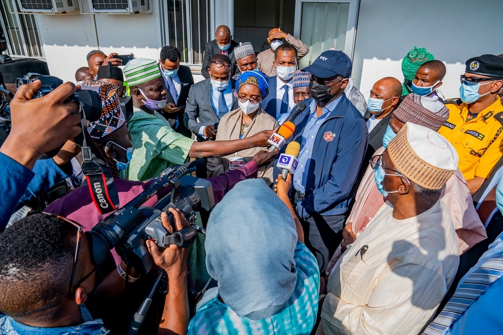 Hon. Minister of Works and Housing, Mr. Babatunde Fashola,SAN (2nd right) speaking with Journalists shortly after the Inspection of the Ongoing Reconstruction of Abuja -Kaduna -Zaria -Kano Dual Carriageway in the Federal Capital Territory, Kaduna and Kano States, with him are the Chief of Staff to the President, Prof. Ibrahim Gambari(right), Minister of Finance, Budget and National Planning, Mrs. Zainab Ahmed(2nd left),Governor of Kano State, Dr Abdullahi Umar Ganduje (2nd right) and others Â on Thursday 19th, November 2020