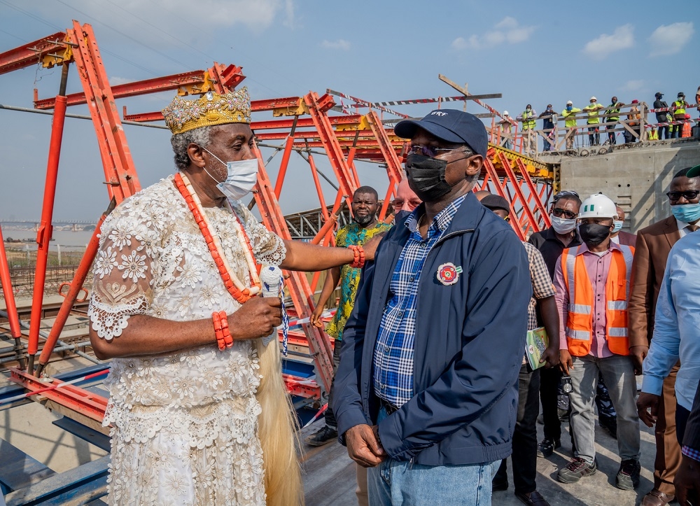 Hon. Minister of Works and Housing, Mr Babatunde Fashola,SAN(right) and Igwe Chidubem Iweka Eze -Iweka III, Eze â€“ Obosi, Anambra StateÂ during the Project Update Inspection of the Main Works and Associated Infrastructures of the Second Niger Bridge Project in Anambra and Delta States/ Town Hall Meeting with Stakeholders on Friday, 20th November 2020