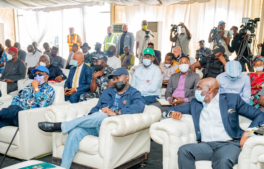 Hon. Minister of Works and Housing, Mr Babatunde Fashola,SAN(middle), Governor of Anambra State, Dr. Willie Obiano(left) and the representative of the Governor of Delta State, Hon. Chiedu Ebie (right)Â during the Project Update Inspection of the Main Works and Associated Infrastructures of the Second Niger Bridge Project in Anambra and Delta States/ Town Hall Meeting with Stakeholders on Friday, 20th November 2020