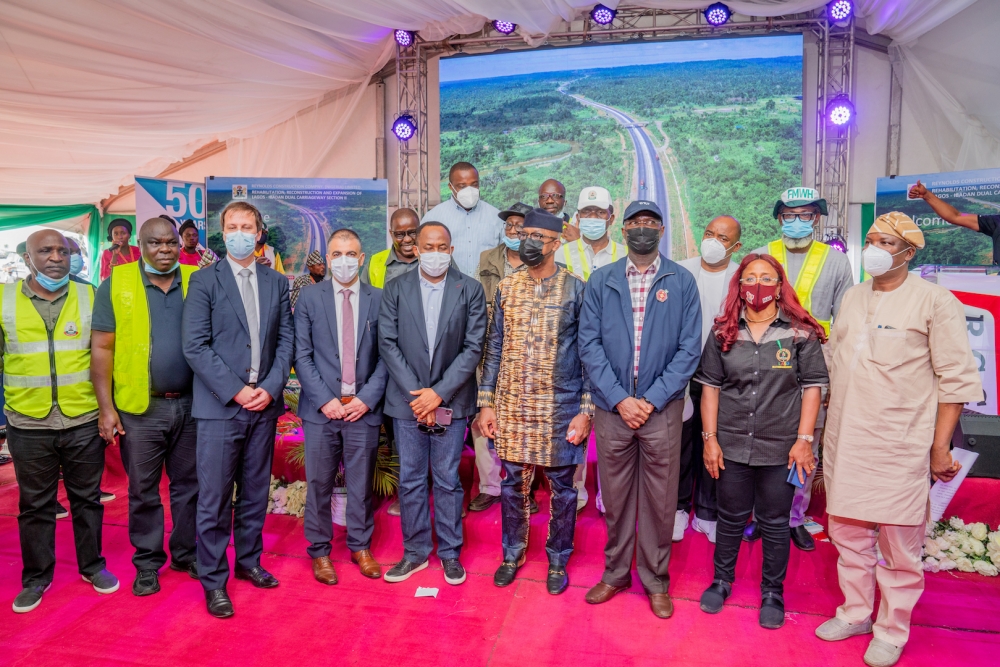 Hon. Minister of Works and Housing, Mr Babatunde Fashola, SAN (3rd right), Governor of Â Ogun State, Mr. Dapo Abiodun(4th right),Â Nigeria Sovereign Investment Authority (NSIA), Mr. Uche OrjiÂ (middle),Â Managing Director, RCC, Mr Nabeel EsawiÂ Â (4th right), Managing Director, Julius Berger Nigeria Plc, Dr. Lars Richter (3rd left) and others in a group photograph shortly afterÂ the Project Update Inspection of the Reconstruction, Rehabilitation and Expansion of the Lagos -Ibadan dual Carriageway, Sections I &amp; Â II Â in Lagos, Ogun and Oyo StatesÂ and Town Hall Meeting with Stakeholders on Saturday, 21st Â November 2020