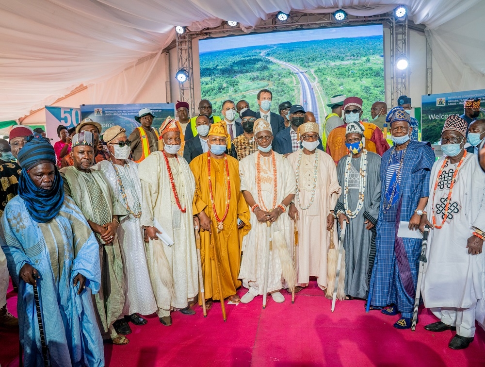 Hon. Minister of Works and Housing, Mr Babatunde Fashola, SAN (right), Governor of Â Ogun State, Mr. Dapo Abiodun(4th right),Â Nigeria Sovereign Investment Authority (NSIA), Mr. Uche OrjiÂ middle), Managing Director, Julius Berger Nigeria Plc, Dr. Lars Richter (3rd left), traditional rulers and other Stakeholders in a group photograph shortly afterÂ theÂ Town Hall Meeting with Stakeholders and theÂ Project Update Inspection of the Reconstruction, Rehabilitation and Expansion of the Lagos -Ibadan dual Carriageway, Sections I &amp; Â II Â in Lagos, Ogun and Oyo StatesÂ on Saturday, 21st Â November 2020