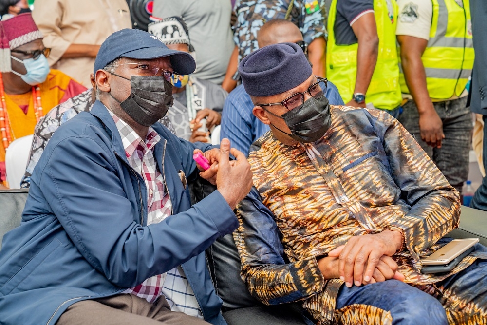 Hon. Minister of Works and Housing, Mr Babatunde Fashola, SAN (left) and Governor of Ogun State, Mr. Dapo Abiodun (right)Â during the Project Update Inspection of the Reconstruction, Rehabilitation and Expansion of the Lagos -Ibadan Dual Carriageway, Sections I &amp; IIÂ in Lagos, Ogun and Oyo StatesÂ and Town Hall Meeting with Stakeholders on Saturday, 21st November 2020