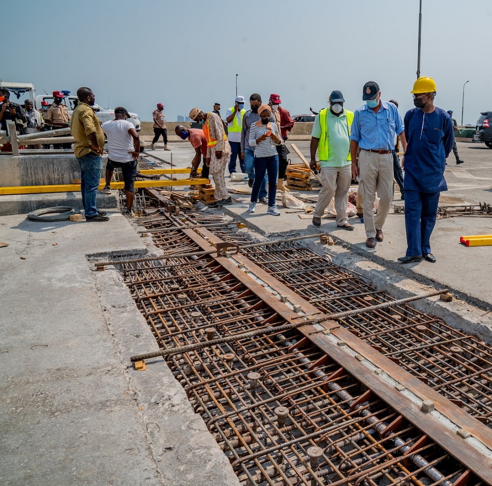 Hon. Minister of Works and Housing, Mr Babatunde Fashola, SAN (right), Federal Controller of Works in Lagos, Engr. Olukayode  Popoola (left),  Joint Managing Director, Borini Prono &amp; Co (Nigeria) Limited, Dr Paolo Prono (middle) and others during the inspection of the Ongoing Repairs and Restoration works on the Third Mainland Bridge in Lagos State on Thursday, 14th January 2021