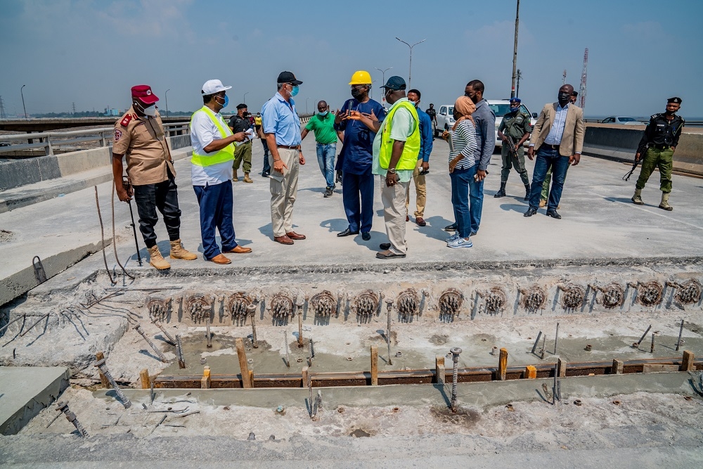 Hon. Minister of Works and Housing, Mr Babatunde Fashola, SAN (middle), Director Highways, Bridges and Design, Engr. Emmanuel Adeoye, (2nd left),Federal Controller of Works in Lagos, Engr. Olukayode  Popoola (3rd right),Joint Managing Director, Borini Prono &amp; Co (Nigeria ) Limited, Dr Paolo Prono (3rd left),  the Federal Road Safety Corps, Sector Commander in Lagos State, Mr Olusegun Ogungbemide  (left) ,  and others during the inspection of the Ongoing Repairs and Restoration works on the Third Mainland Bridge in Lagos State on Thursday, 14th January 2021