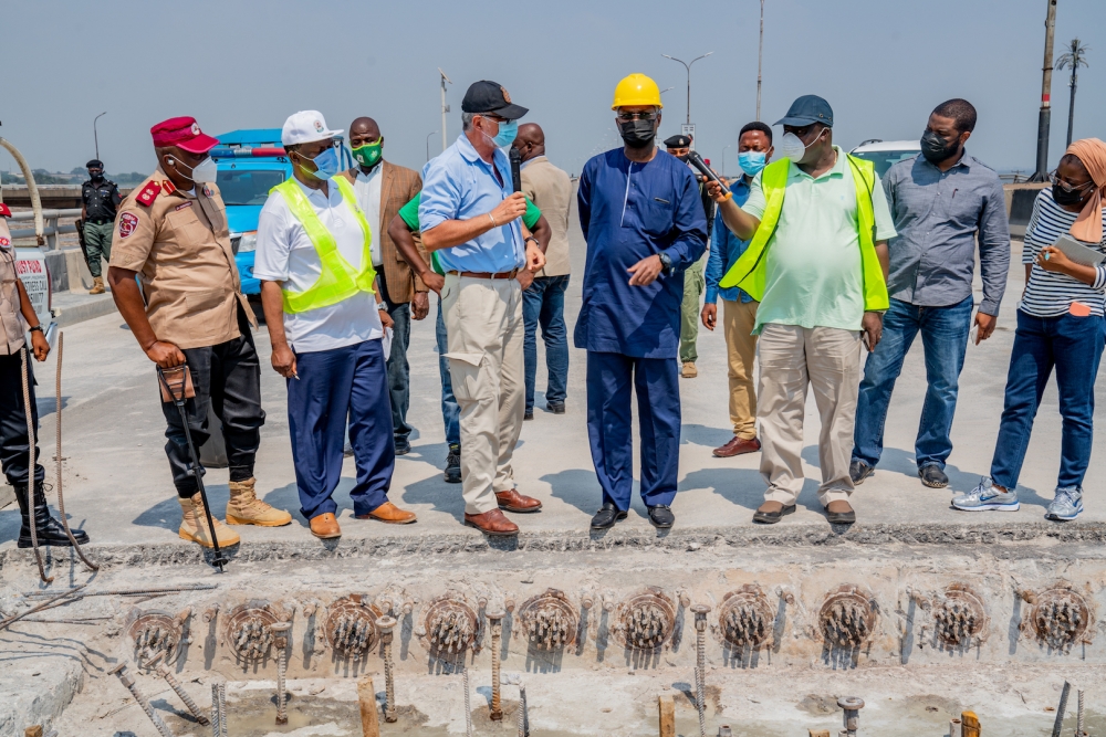 Hon. Minister of Works and Housing, Mr Babatunde Fashola, SAN (middle),Director Highways, Bridges and Design, Engr. Emmanuel Adeoye, (2nd left), Federal Controller of Works in Lagos, Engr. Olukayode  Popoola (3rd right), Joint Managing Director, Borini Prono &amp; Co (Nigeria ) Limited, Dr Paolo Prono (3rd left), the Federal Road Safety Corps, Sector Commander in Lagos State, Mr Olusegun Ogungbemide  (left)  and others during the Inspection of the Ongoing Repairs and Restoration works on the Third Mainland Bridge in Lagos State on Thursday, 14th January 2021