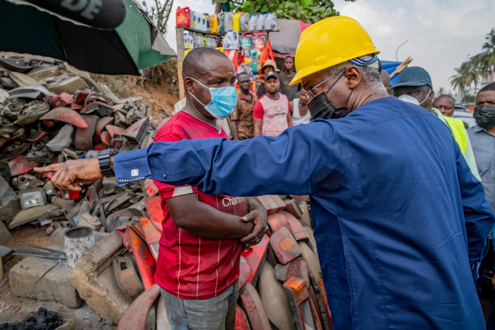 Hon. Minister of Works and Housing, Mr Babatunde Fashola, SAN (right) interacting with traders on the need to vacate the Right of Way of the service lane slated for reconstructionÂ during the inspection of the damaged pier of the Airport Link Bridge at Toyota Bus Stop along the Apapa - Oshodi - Oworonshoki Expressway in Lagos State on Thursday, 14th JanuaryÂ 2021