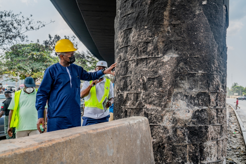 Hon. Minister of Works and Housing, Mr Babatunde Fashola, SAN (right),being briefed by theÂ Director Highways, Bridges and Design,Â Engr. Emmanuel Adeoye (middle), while theÂ Federal Controller of Works in Lagos, Engr. Olukayode Â Popoola (left)Â and others listenÂ during the inspection of the damaged pier of the Airport Link Bridge at Toyota Bus Stop along the Apapa - Oshodi - Oworonshoki Expressway in Lagos State on Thursday, 14th JanuaryÂ 2021