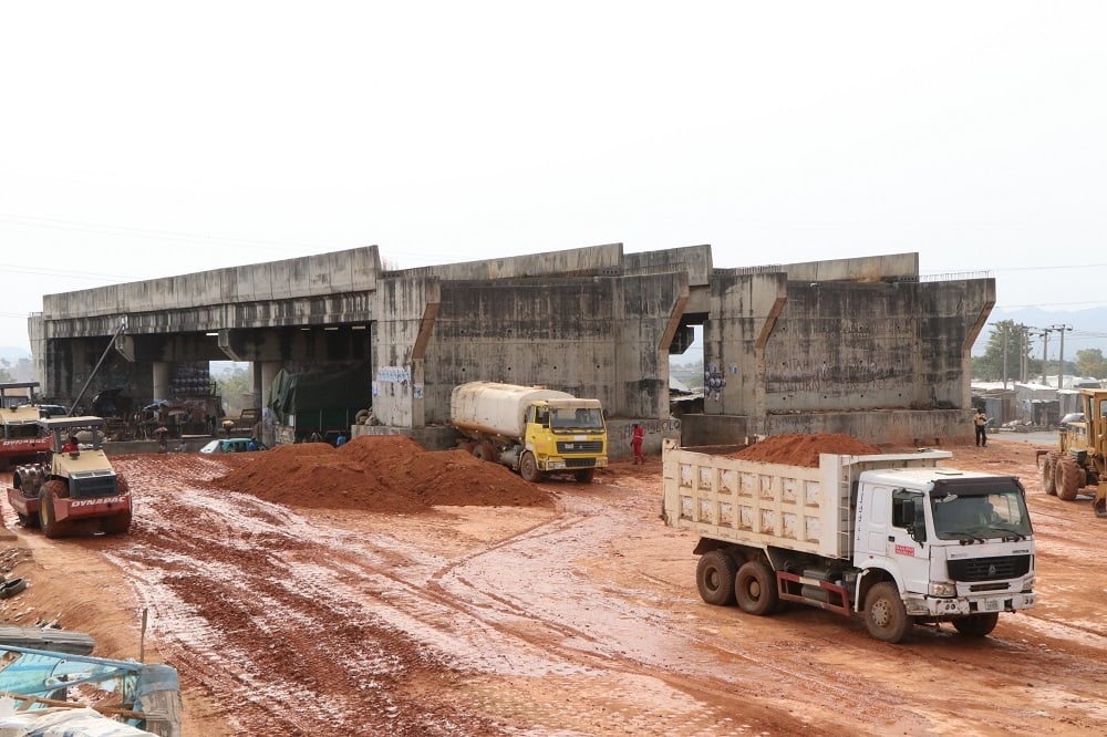 The Permanent Secretary, Federal Ministry of Works and Housing, Babangida Hussaini represented by Engr. Funso Adebiyi, Director Highway Construction and Rehabilitation Department, Federal Controller, Niger State, Engr. I.F. Umeh, representative of Messrs. Salini Nigeria Limited inspecting the Dualization of Suleja-Minna Road, Phase 1, Contract No. 6077 in Niger State on the 24th March, 2021.