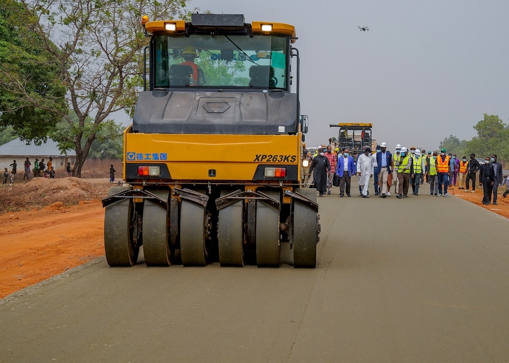 Hon. Minister of Works and Housing, Mr Babatunde Fashola,SAN(2nd right), Minister of State in the Ministry, Engr. Abubakar Aliyu(middle), Project Manager, China Harbour Engineering Company Ltd (CHEC),  Engr. Hussaini Shagbo(right) and others during the inspection of the ongoing construction work on the expansion of 5.4km Abuja - Keffi Expressway and Dualization of Keffi - Akwanga - Lafia - Makurdi Road project in Nasarawa State on Tuesday, 30th March 2021