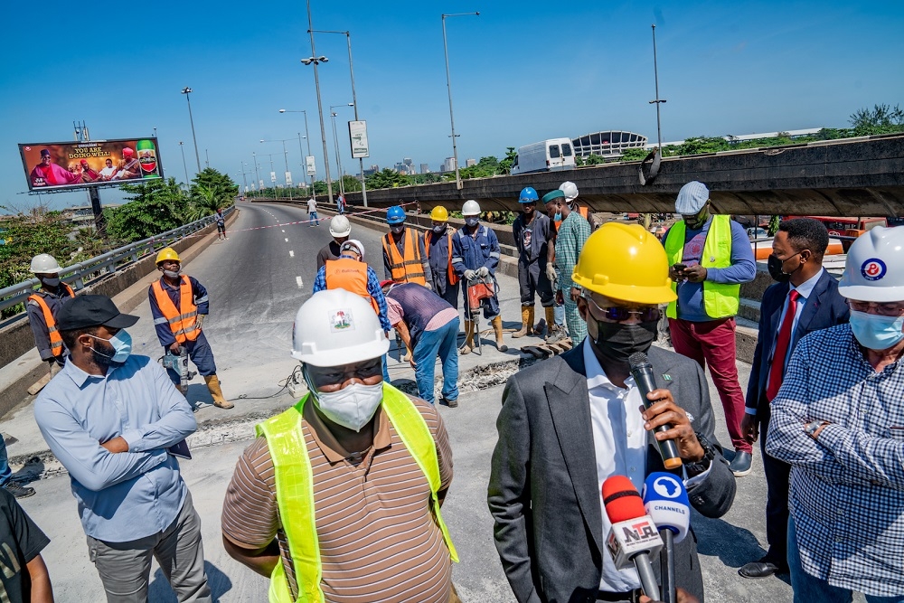 Hon. Minister of Works and Housing, Mr. Babatunde Fashola, SAN (2nd right), Federal Controller of Works in Lagos, Engr. Olukayode Popoola (2nd left), Director, Buildwell Plants &amp; Equipment Industries Ltd, Engr. George Mohanna and others during the inspection of the Ongoing Emergency Repairs of Eko Bridge (Phase II) in Lagos State on Thursday, 10th June 2021