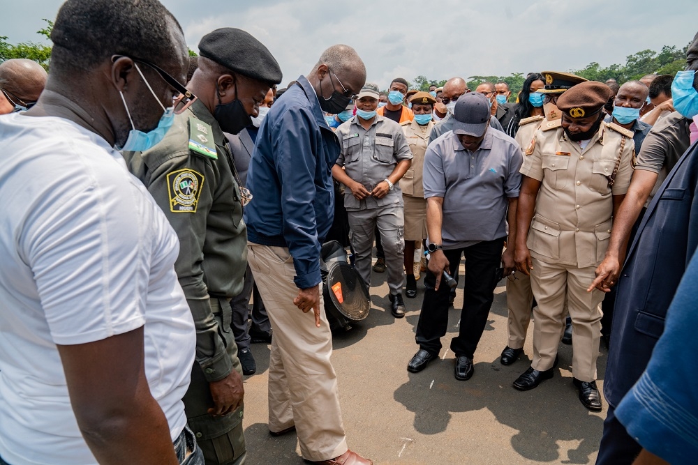 Hon. Minister of Works and Housing, Mr. Babatunde Fashola, SAN(3rd left), Unit Manager, Road Sector Development Team (RSDT) of the Ministry of Works and Housing, Engr. Ishaq Mohammed (2nd right)and others during the inspection of the New Nigeria/Cameroon Joint Border Bridge at Mfum/Ekok in Cross River State by the Hon.Minister on Monday, 26th July 2021