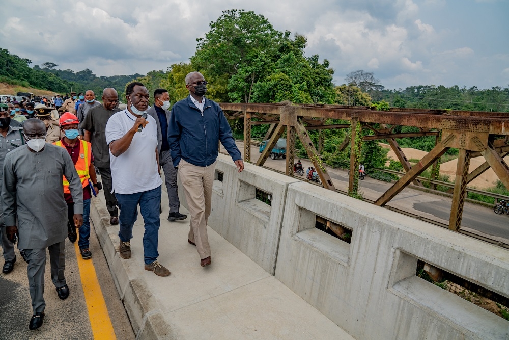 Hon. Minister of Works and Housing, Mr. Babatunde Fashola, SAN(right), Director, Bridges and Design in the Ministry, Engr. Emmanuel Adeoye (middle) ,Federal Controller of Works, Cross River State, Engr. Bassey Nsentip and others  during the inspection of the New constructed Ikom Bridge in Cross Rivers State,  Monday, 26th July 2021.