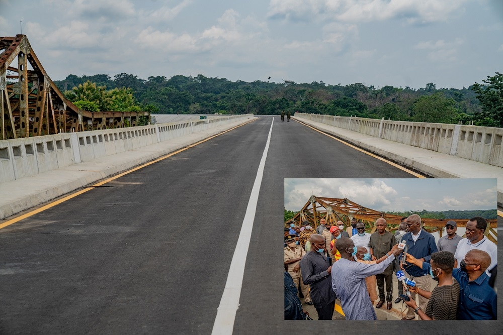 A view of the New  Ikom Bridge built by the administration of President Muhammadu Buhari during an inspection visit by the Hon. Minister of Works and Housing, Mr. Babatunde Fashola, SAN on Monday 26th July 2021.On the left is part of the old Steel truss-Bridge built 50 years ago in 1971.INSET: Hon. Minister of Works and Housing, Mr. Babatunde Fashola, SAN(middle), flanked by the Hon. Commissioner for Works and Infrastructure, Cross River State, Engr. Dane Osimasu (2nd left), Director, Bridges and Design in the Ministry of Works and Housing, Engr. Emmanuel Adeoye (right) and Unit Manager, Road Sector Development Team (RSDT) of the Ministry, Engr. Ishaq Mohammed (2nd right) (2nd right)  speaking with the journalists shortly after the inspection of the New constructed Ikom Bridge in Cross Rivers State,  Monday, 26th July 2021.