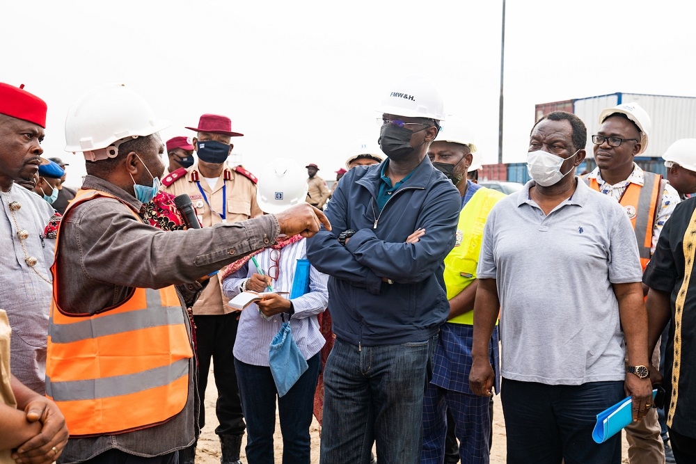 The Hon. Minister of Works and Housing, Mr. Babatunde Fashola, SAN (2nd right),Director, Bridges and Design in the Ministry, Engr. Emmanuel Adeoye (right), the Project Engineering Representative, Engr. Eseme Udoh (2nd left)  and a Member of the Project&#039;s Peace Committee, HRH Mene Stephen Kpea of Mogho, Gokana LGA , Rivers State (left) during the Inspection of the Bodo -Bonny Road with Bridges Across the Opobo Channel in Rivers State on Tuesday, 10th August 2021. Beside it is the old uncompleted Afa Creek Bridge built between 2007 and 2014. 