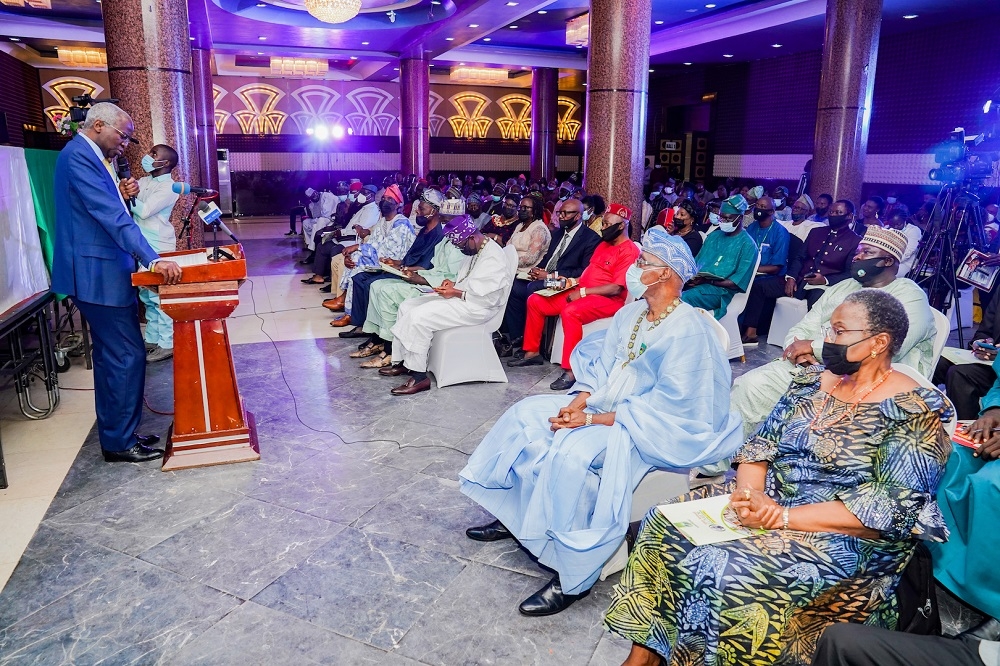 Hon. Minister of Works and Housing, Mr Babatunde Fashola, SAN (left) delivering the 39th Annual Olumide Memorial Lecture organized by the Nigerian Institution of Surveyors (NIS) on the theme, &quot; Human Capital and Institution Building,&quot; at the Chida International Hotel, Utako, Abuja on Thursday 14th October 2021. 