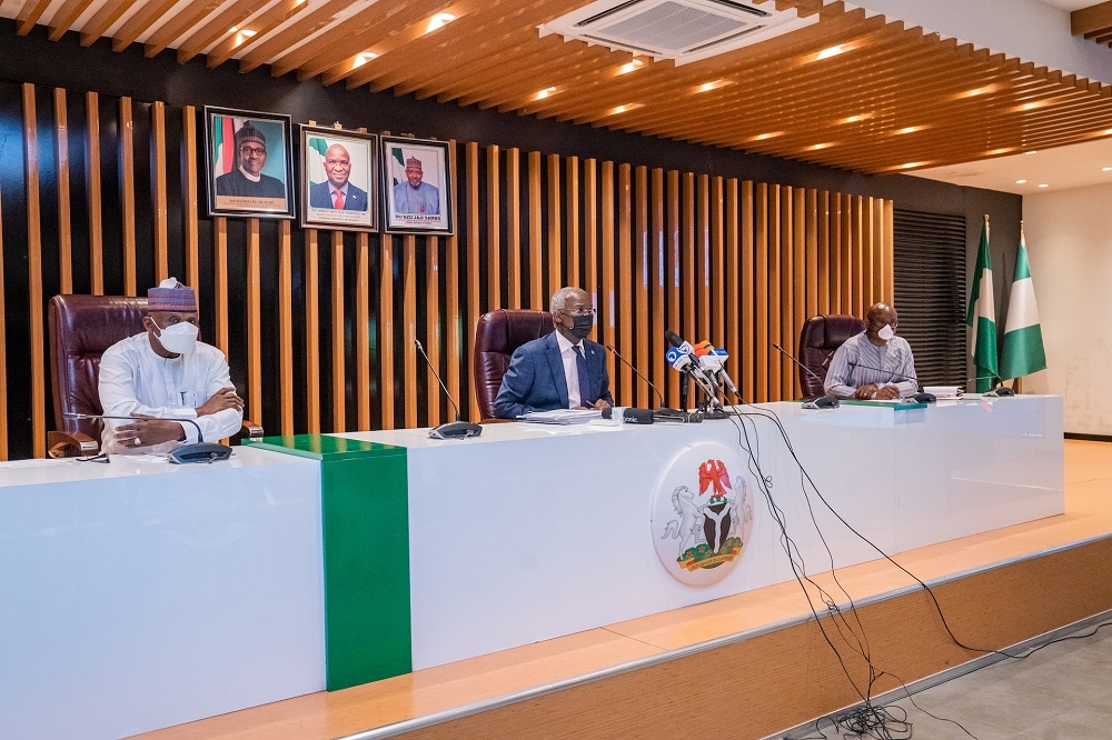 Hon. Minister of Works and Housing, Mr. Babatunde Fashola, SAN (middle), Minister of State in the Ministry , Mr. Mu&#039;azu Jaji Sambo (left) and Ag.Permanent Secretary, Engr. Chukwunwike Uzo, (right)  during  the HDMI Value-Added Concession (VAC) Request for Proposal (RFP) Virtual Opening of Technical Bid Ceremony at the Ministry of Works and Housing Headquarters, Mabushi, Abuja on Wednesday 23rd February 2022