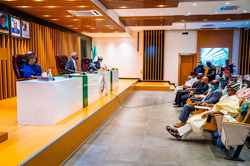 Hon. Minister of Works and Housing, Mr Babatunde Fashola,SAN (middle), Minister of State, Hon. Umar El-Yakub (left), Permanent Secretary in the Ministry, Mr. Bashir Nura Alkali (right),during the inauguration of  the Chairman and Members of the Council of the Registered Builders of Nigeria (CORBON) at the Ministry of Works and Housing, Headquarters, Mabushi, Abuja on Tuesday, 9th August 2022. 