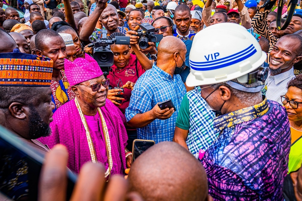 Hon. Minister of Works and Housing, Mr Babatunde Fashola, SAN(right) interacting with the Onjo of Okeho, Oba Rafiu Osuolale (left) and other members of the community during the inspection tour of the Rehabilitation of Outstanding Section of Iseyin-Okeho Road  including two Bridges in Oyo State on Friday, 16th September 2022.