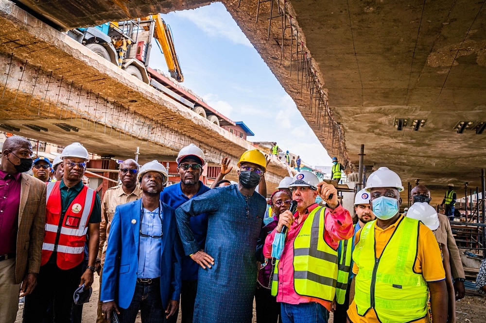 Hon. Minister of Works and Housing, Mr Babatunde Fashola, SAN (3rd right), Hon. Commissioner for Transportation in Lagos State, Dr Frederic Oladeinde (3rd left), Director Highways, Bridges and Design in the Federal Ministry of Works and Housing, Engr. Oyetade Oluropo (right), Special Adviser to Lagos State Government on Transportation, Hon. Sola Giwa (2nd left) and others being briefed by the Managing Director of Buildwell Plants &amp; Equipment Industries Ltd, Engr. George Mohanna on the progress of Emergency Repair Works on the Apongbon Section during the Hon. Minister&#039;s inspection of the ongoing Emergency Repair Works on the Eko Bridge including Apongbon,  Ijora Olopa and Lagoon - Ijora Sections in Lagos on Thursday, 10th November 2022.   