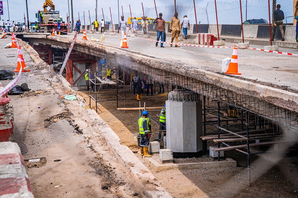 A view of the ongoing Emergency Repair Works on Apongbon Section during the inspection of the ongoing Emergency Repair Works on the Eko Bridge including Apongbon, Ijora Olopa and Lagoon - Ijora Sections in Lagos by the of the Hon. Minister of Works and Housing, Mr Babatunde Fashola, SAN on Thursday, 10th November 2022.   