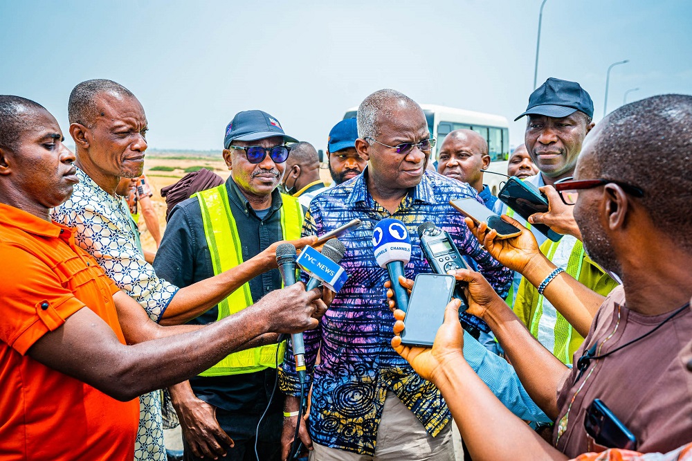 Hon.Minister of Works and Housing, Mr Babatunde Fashola,SAN (middle), flanked by Director Highways, North Central Zone, Engr. Bola Aganaba (left) , and Director Highways, Bridge Construction (North), Engr. Olusegun Akinmade (right), as he speaks with journalists during the inspection of the Loko - Oweto Bridge across the River Benue in NasarawaÂ and Benue StatesÂ on Tuesday, 4th AprilÂ Â 2023