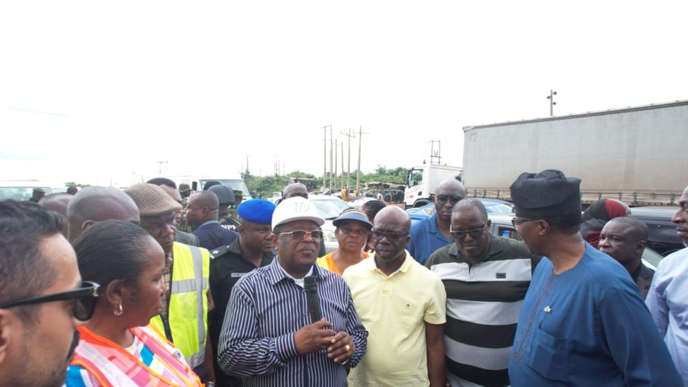 Honourable Minister, Federal Ministry of Works, Senator Dave Umahi, Director, Highways South West, Engr Adedamola Kuti, Director, Highways Bridges, Engr Awosanya Onatuga at the inspection of the Reconstruction and Asphalt Overlay of Benin – Ofosu –Ore – Ajebandele – Shagamu Dual Carriageway Phase IV: Ajebandele – Shagamu; Km 162+586 (Ondo State) to Km 261+000 (Ogun State) in Ondo/Ogun States on the 29th August, 2023