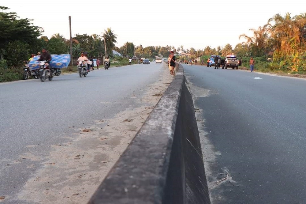 #Renewedhope…. R-L Director Highway South South, Engr C.A Ogbuagu, The Honourable Minister, Federal Ministry of Works, H.E. Sen (Engr) David Nweze Umahi, CON during the inspection of the Dualization of East–West Road, Section IV: Eket–Oron Road in Akwa Ibom State on the 20th September, 2023