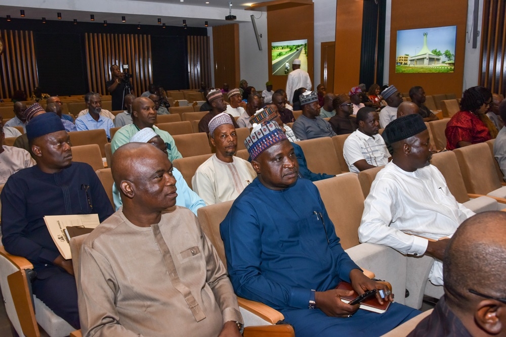 Honourable Minister, Federal Ministry of Works, Sen. Engr. Dave Umahi meeting with Directors in the Ministry's Conference Room on Thursday, 4th January 2024