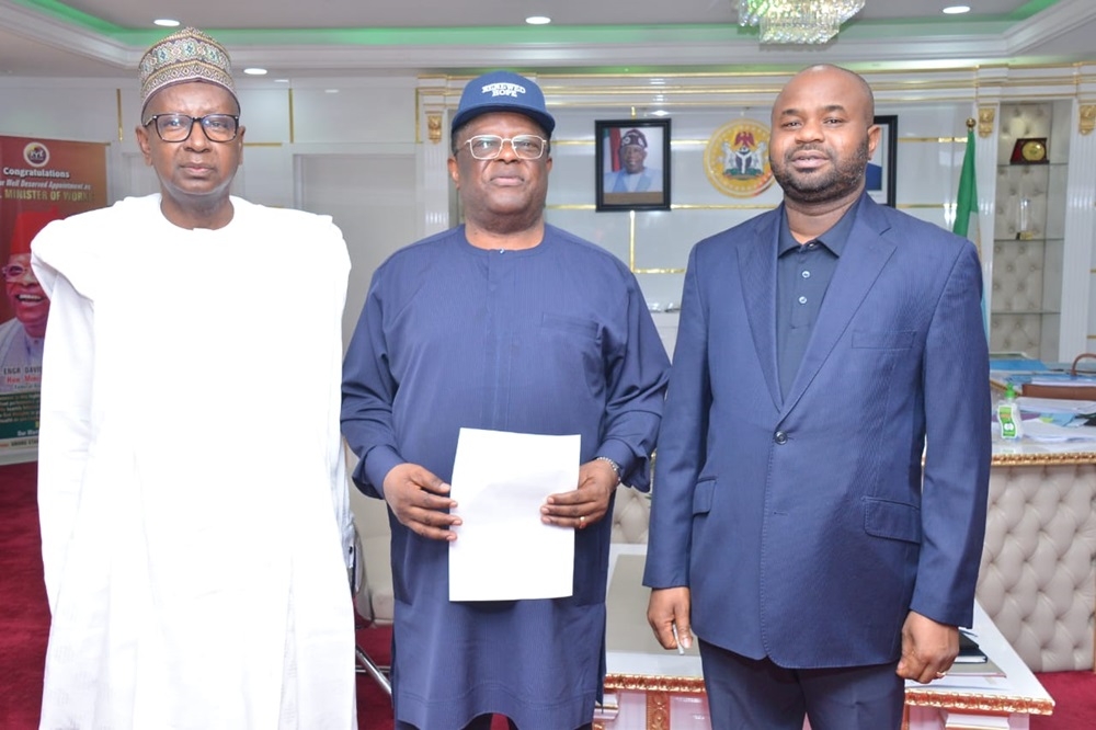 Honourable Minister of Works, His Excellency Sen Engr Nweze David Umahi CON (centre) in a Press briefing wth the Chairman, Federal Inland Revenue, (FIRS) Mr. Zacch Adedeji, FCA and the Group Chief Executive Officer of Nigeria National Petroleum Company Limited, NNPCL, represented by the Chief Financial Officer, Umar Isa Ajiya in his office on 16th February 2024.