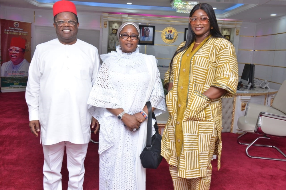 HONOURABLE  MINISTER OF WORKS HAD AN AUDIENCE  WITH THE WIFE OF THE GOVERNOR  OF EBONYI  STATE, HER EXCELLENCY,  CHIEF MRS. UZOAMAKA MARY-MAUDLINE NWIFURU AND THE FIRST DAUGHTER OF THE FEDERAL REPUBLIC OF NIGERIA AND IYALOJA GENERAL, CHIEF MRS. FOLASADE TINUBU-OJO