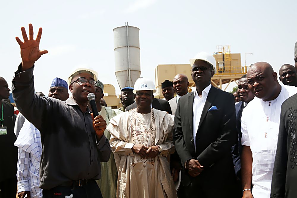 Hon Minister of Power, Works & Housing, Mr Babatunde Fashola,SAN(2nd right) and Governor of Sokoto State, Rt. Hon. Aminu Tambuwal(2nd left), being briefed by CEO, Elvaton Nigeria, Mr Elivs Afam(right) and Project Director, Mr Theo Ubani(left) during the inspection of the 30MW Sokoto State Government Independent Power Plant, Sokoto State on Monday 10th October 2016