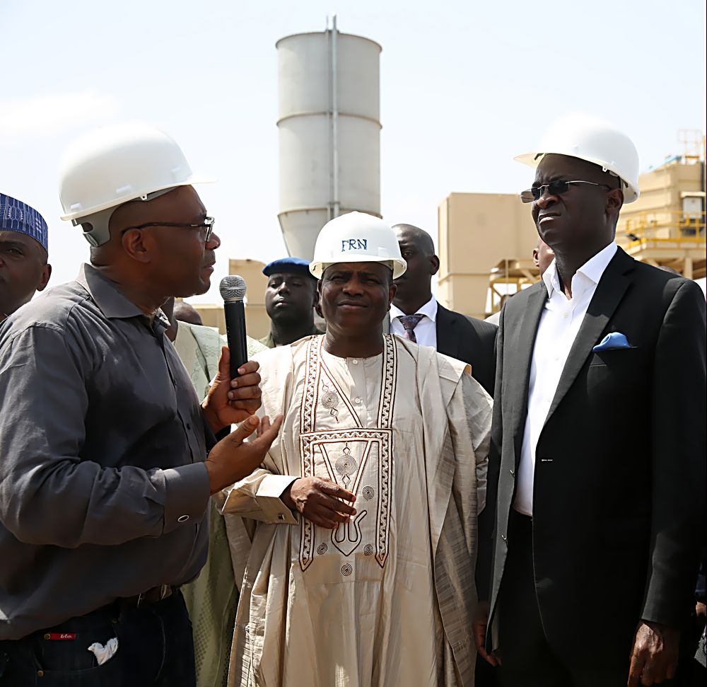 Hon Minister of Power, Works & Housing, Mr Babatunde Fashola,SAN(2nd right) and Governor of Sokoto State, Rt. Hon. Aminu Tambuwal(2nd left), being briefed by Project Director, Mr Theo Ubani(left) during the inspection of the Sokoto State Independent Power Plant, Sokoto State on Monday 10th October 2016