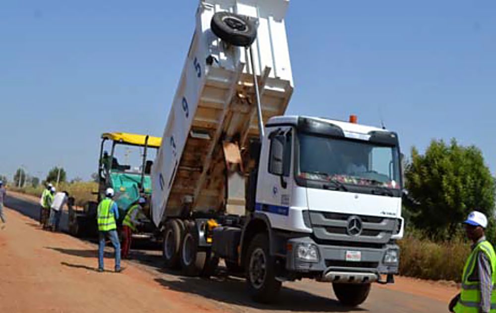 Work in Progress... Personnel of  Mothercat Nigeria Limited,working on the scarification and pavement of Zaria - Gusau - Sokoto -Birnin Kebbi Road, (Funtua -Gusau Section) in Kastina State as part of the on going rehabilitation of roads across the country by the Federal Ministry of Power, Works and Housing under the 2016 Budget. 