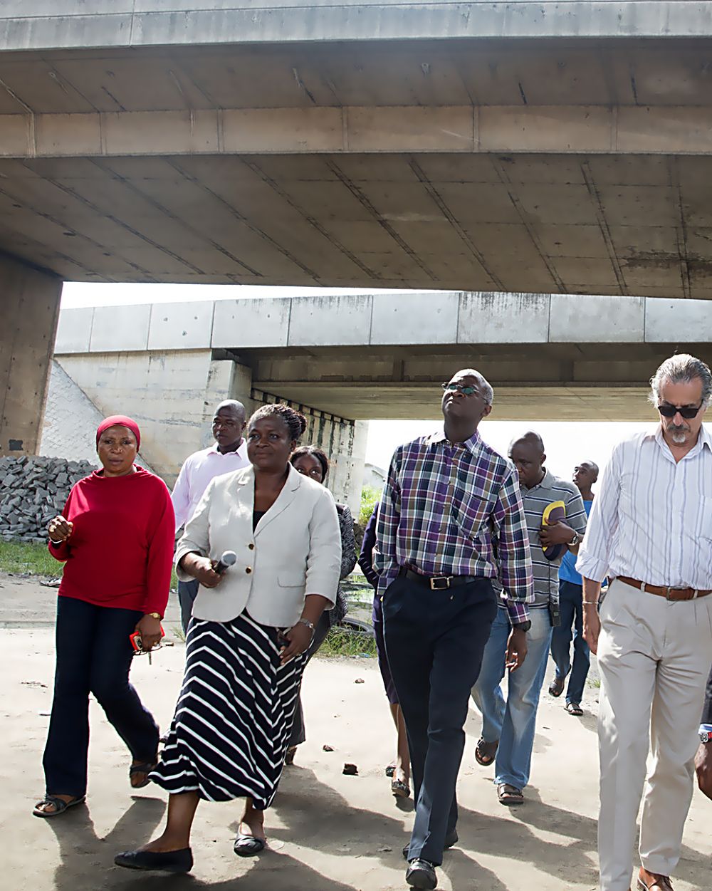 Hon.Minister of Power, Works & Housing, Mr Babatunde Fashola, SAN (2nd right), Acting Federal Controller of Works in Lagos, Engr. (Mrs) Osareme Osakue (2nd left), Director of Borini Prono & Co (Nig.) Limited, Arch. Paolo Prono(right) and Engr. (Mrs) Musiliat Aloba