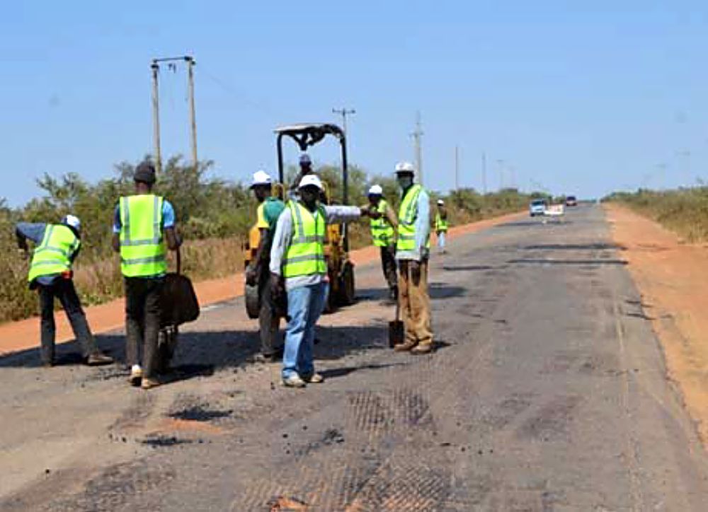 Work in Progress... Personnel of  Mothercat Nigeria Limited,working on the scarification and pavement of Zaria - Gusau - Sokoto -Birnin Kebbi Road, (Funtua -Gusau Section) in Kastina State as part of the on going rehabilitation of roads across the country by the Federal Ministry of Power, Works and Housing under the 2016 Budget. 